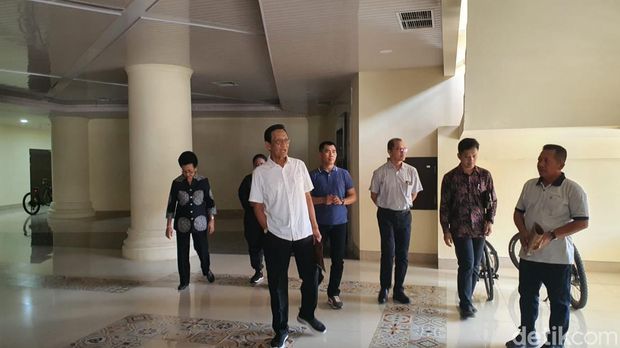 Gubernur DIY Sri Sultan Hamengku Buwono X saat mengecek kerusakan Taman Budaya Gunungkidul, Sabtu (1/7/2023).