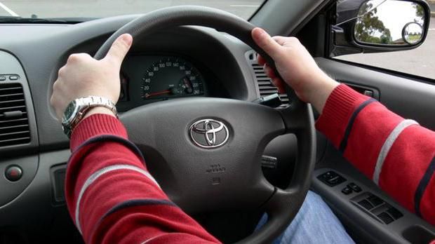 Ilustrasi nyetir mobil.