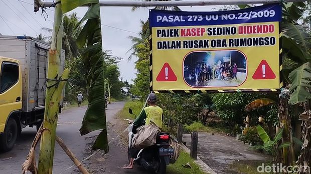 Jalan rusak di Blitar ditanami pohon pisang bikin motor yang lewat harus meliuk-liuk layaknya pembalap.