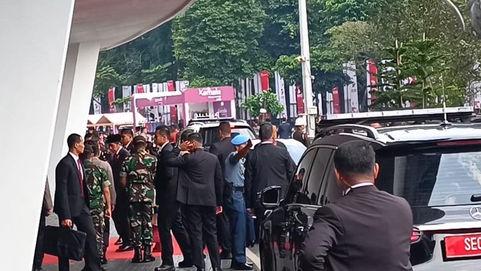 Jokowi dan Prabowo di Acara Hari Bhayangkara ke-77
