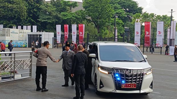 Jokowi dan Prabowo di Acara Hari Bhayangkara ke-77
