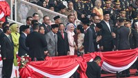 Jokowi mengenakan setelan jas pakaian berwarna biru tua, sementara Prabowo yang tepat berada di belakangnya mengenakan setelan jas berwarna abu-abu dibalut dengan peci hitam. Keduanya tampak berbincang bersama dan berbaur dengan undangan lainnya, di antaranya, Wakil Presiden Maruf Amin, Menko Polhukam Mahfud Md, Kapolri Jenderal Listyo Sigit Prabowo, serta Panglima TNI Laksamana Yudo Margono, dan pejabat negara lainnya. (dok.Istimewa)