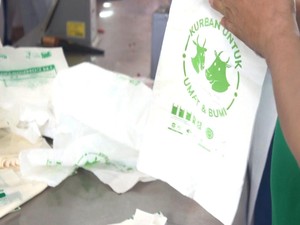 Pembagian Daging Kurban di Masjid Istiqlal Gunakan Plastik Ramah Lingkungan