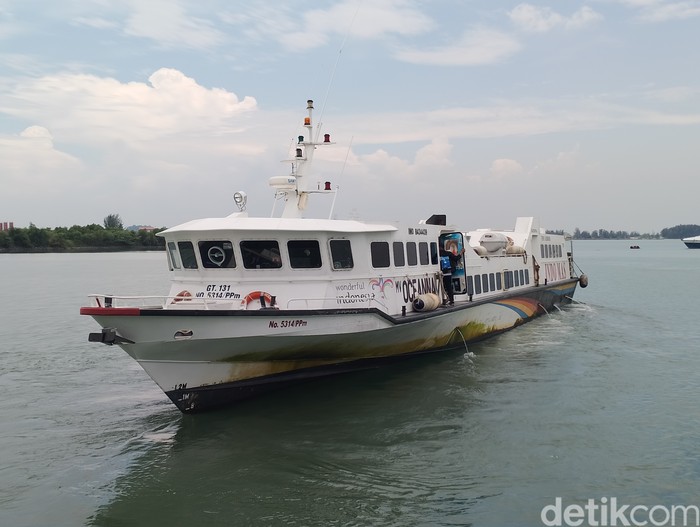 Kapal Ferry Batam tujuan Singapura tengah terparkir di Pelabuhan Internasional, Batam Center, Kota Batam.(Foto: Alamudin)