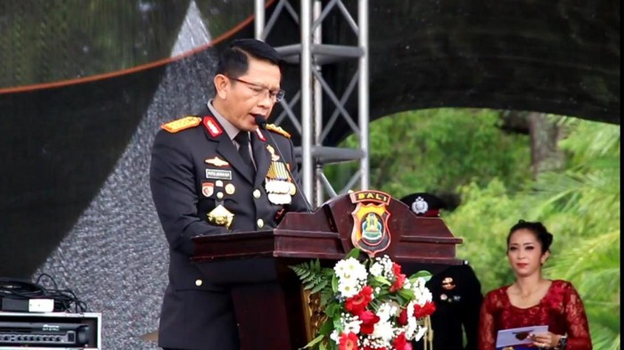 Kapolda Bali Irjen Putu Jayan Danu Putra memberikan sambutan dalam syukuran Hari Bhayangkara ke-77 di Lapangan Monumen Bajra Sandi, Kota Denpasar, Sabtu (1/72023). (I Wayan Sui Suadnyana/detikBali)