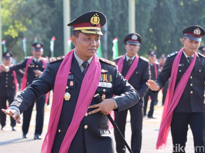 Kapolres Tuban AKBP Suryono menari langen tayub di momen Hari Bhayangkara