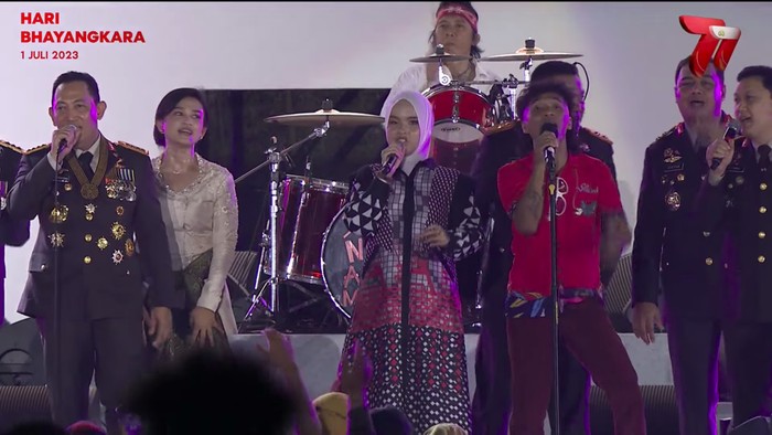 Kapolri Jenderal Listyo Sigit Prabowo bernyanyi bareng band Slank di Hari Bhayangkara ke-77. Kapolri menyanyikan lagu hits Slank berjudul Ku Tak Bisa. (YouTube Divhumas Polri)