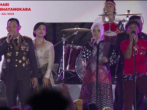 Kapolri Nyanyi Ku Tak Bisa Bareng Slank di Hari Bhayangkara Ke-77