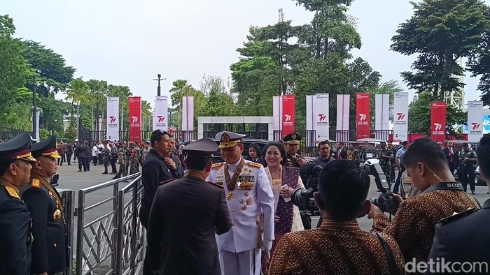 Kapolri Jenderal Listyo Sigit Prabowo dan Panglima TNI Laksamana Yudo Margono telah tiba di Stadion GBK untuk menghadiri puncak perayaan Hari Bhayangkara ke-77. (Rizky AM/detikcom)