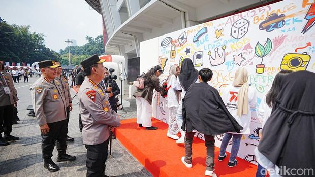 Kapolri Jenderal Listyo Sigit Prabowo mengunjungi 'dinding kreatifitas Polri 77' dan booth plasticpay di GBK jelang puncak acara HUT Bhayangkara