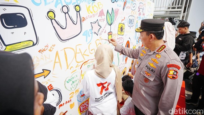 Kapolri Jenderal Listyo Sigit Prabowo mengunjungi dinding kreatifitas Polri 77 dan booth plasticpay di GBK jelang puncak acara HUT Bhayangkara
