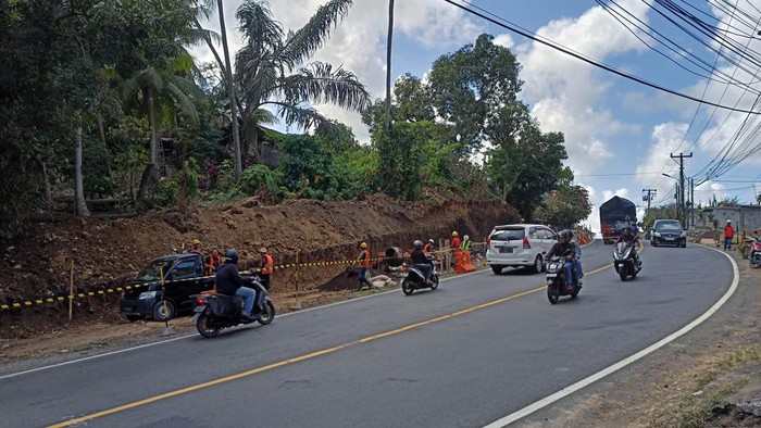Pelebaran pada sisi kanan dan kiri tikungan di Desa Samsam, Kecamatan Kerambitan, menjelang perbaikan yang hendak dilakukan BPJN Jawa Timur-Bali beberapa waktu lalu. (chairul amri simabur/detikBali)