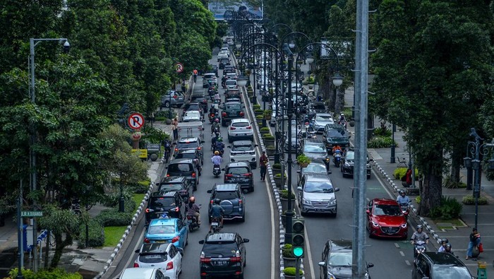 Kendaraan terjebak kemacetan di Jalan Ir H Juanda, Bandung, Jawa Barat, Sabtu (1/7/2023). Pada libur panjang Idul Adha 2023, PT Jasa Marga mencatat hingga Sabtu (1/7) pukul 09.00 pagi, sebanyak 2.410 kendaraan masuk ke Kota Bandung melalui Gerbang Tol Pasteur yang didominasi oleh plat nomor kendaraan dari luar Bandung. ANTARA FOTO/Raisan Al Farisi/aww.