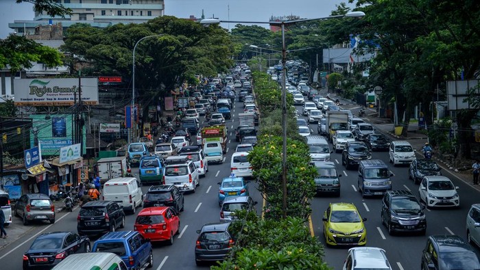 Kemacetan kota Bandung saat libur panjang Kendaraan terjebak kemacetan di Jalan Ir H Juanda, Bandung, Jawa Barat, Sabtu (1/7/2023). Pada libur panjang Idul Adha 2023, PT Jasa Marga mencatat hingga Sabtu (1/7) pukul 09.00 pagi, sebanyak 2.410 kendaraan masuk ke Kota Bandung melalui Gerbang Tol Pasteur yang didominasi oleh plat nomor kendaraan dari luar Bandung. ANTARA FOTO/Raisan Al Farisi/aww.
