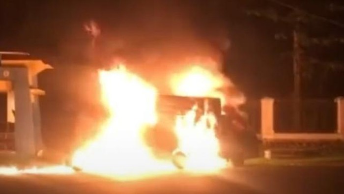 Sebuah mobil boks di Kendari, Sulawesi Tenggara (Sultra) yang memuat dua jeriken berisi solar hangus terbakar.