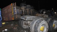 Kecelakaan terjadi saat sebuah kontainer terlepas dari truk dan menabrak beberapa kendaraan.