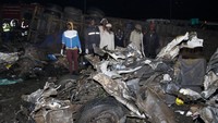 Begini potret sejumlah kendaraan yang ringsek usai mengalami kecelakaan di kawasan Londiani, Kenya Barat, Jumat (30/6/2023) malam.