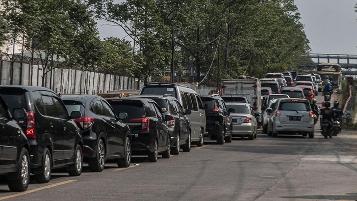 Sejumlah kendaraan wisatawan terjebak macet di Ciwandan, Kota Cilegon, Banten, Sabtu (1/7/2023). Kemacetan kendaraan sepanjang sekitar 5 kilometer dari arah Cilegon menuju Anyer tersebut akibat banyaknya wisatawan yang memanfaatkan libur panjang dan Idul Adha untuk berwisata ke kawasan pantai Anyer. ANTARA FOTO/Muhammad Bagus Khoirunas/foc.