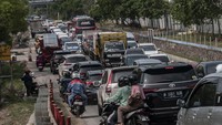 Sejumlah kendaraan wisatawan terjebak macet di Ciwandan, Kota Cilegon, Banten, Sabtu (1/7/2023).