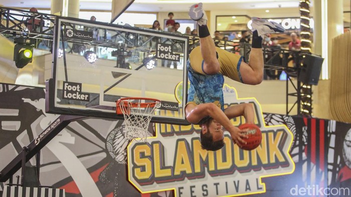 Keren, Ada Aksi Slamdunk Festival di Pusat Perbelanjaan Jakarta Lho International Basketball Slamdunk Freestyle Dungkings unjuk gigi menampilkan aksi memukau di pusat perbelanjaan Jakarta.