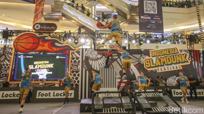 Keren, Ada Aksi Slamdunk Festival di Pusat Perbelanjaan Jakarta Lho International Basketball Slamdunk Freestyle Dungkings unjuk gigi menampilkan aksi memukau di pusat perbelanjaan Jakarta.