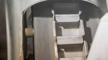 Setelah itu, akan ada mesin seperti ban berjalan yang mengumpulkan batu-batu yang dilempar jemaah, kemudian dilakukan proses pengayakan dan penyemprotan dengan air untuk menghilangkan debu dan kotoran yang menempel di batu tersebut. Foto: Saudi Press Agency