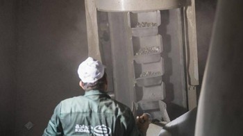 “Kerikil akan jatuh secara vertikal ke bawah dan menetap di ruang bawah tanah fasilitas Jamarat. Kerikil akan terkumpul di kedalaman 15 meter di tiga pilar,” kata Al-Subhi seperti dikutip dari Saudi Gazette. Foto: Saudi Press Agency