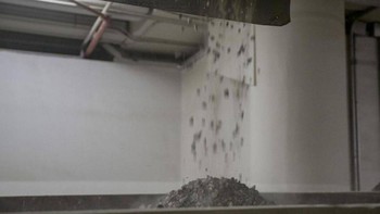 Saudi Press Agency mengungkapkan prosedur yang diterapkan pada kerikil-kerikil lempar jumrah. E. Ahmed Al-Subhi, salah satu karyawan perusahaan Kedana, mengungkapkan bahwa kerikil langsung dikumpulkan setelah jemaah menyelesaikan ritual lempar jumrah. Foto: Saudi Press Agency