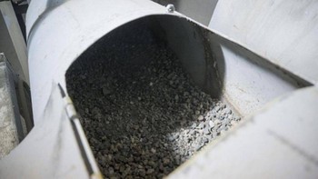 Setelah bersih dari kotoran, kerikil dipindahkan ke kendaraan dan disimpan untuk digunakan di musim haji berikutnya. Foto: Saudi Press Agency