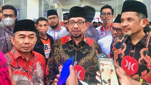 Ketua Majelis Syuro Partai Keadilan Sejahtera (PKS) Salim Segaf Al-Jufri saat memimpin langsung konsolidasi akbar PKS NTB di Narmada Convention Hall Mataram, Sabtu (1/7/2023). Foto: Helmy Akbar / detikBali