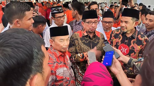 Ketua Majelis Syuro PKS Salim Segaf Al-Jufri (tengah), Ketua Fraksi DPR PKS Jazuli Jauni (kiri), Ketua DPW PKS NTB Yek Agil (kanan) saat ditemui pada Sabtu (1/7/2023) di Mataram. Foto: Helmy Akbar / detikBali