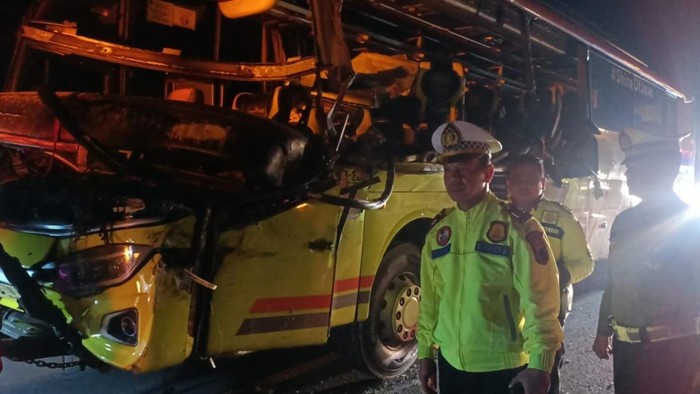 Kondisi bus yang rusak parah usai kecelakaan di Tol Pekalongan.