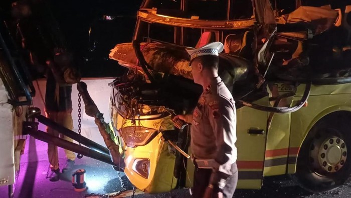 Kondisi bus yang rusak parah usai kecelakaan di Tol Pekalongan.