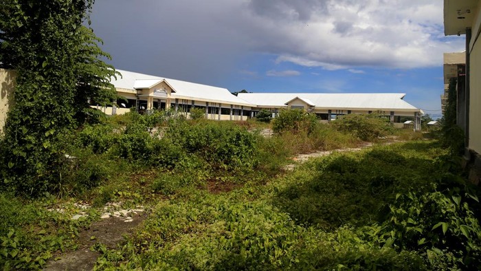 Kondisi pasar modern Saruma terbengkalai di Pulau Bacan Seorang warga melintas di pasar yang terbengkalai di Modern Saruma di Desa Tuwokona, Kabupaten Halmahera Selatan, Maluku Utara, Sabtu (1/7/2023).Pasar Saruma Center Bisnis Distrik (SCBD) yang diresmikan pada tahun 2021 oleh Pemerintah daerah setempat dengan anggaran mencapai Rp60 miliar tersebut kondisinya memprihatinkan dan terbengkalai tanpa aktivitas perdagangan di dalamnya karena ditinggalkanoleh para pedagang akibat sepi pembeli. ANTARA FOTO/Andri Saputra/foc.