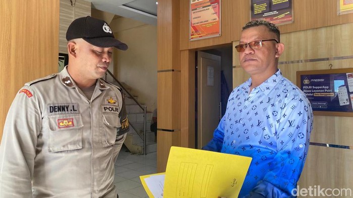 Kuasa hukum dari Ferdinando Solossa, Yosep Titirlolobi usai membuat Laporan Polisi di SPKT Polresta Sorong Kota.