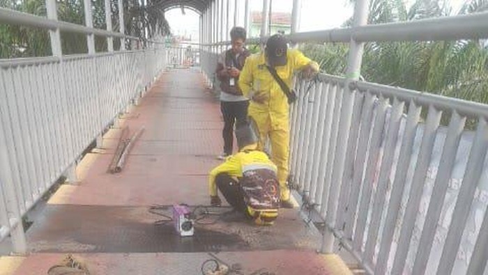 Lantai bolong di JPO Daan Mogot sudah diperbaiki