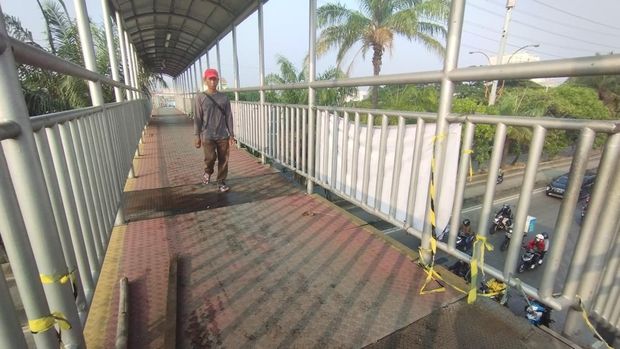 Lantai bolong di JPO Daan Mogot sudah diperbaiki