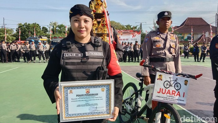Lilis Kurnesih anggota satkamling asal Desa Jatimulya Kecamatan Terisi Indramayu