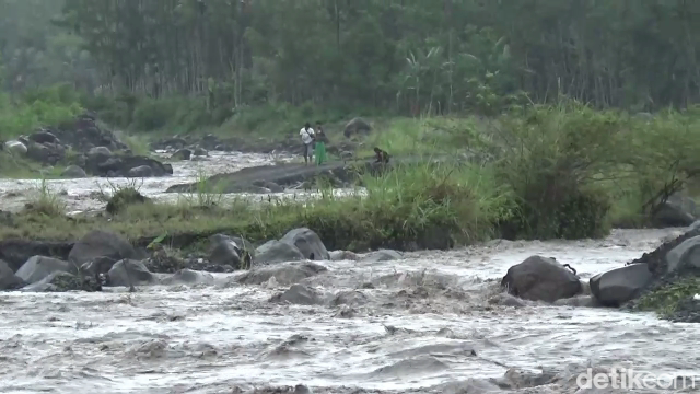 Lima orang warga Lumajang terjebak banjir lahar dingin Semeru.