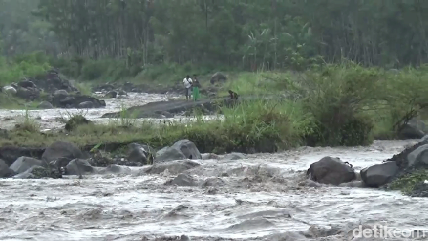 Lima orang warga Lumajang terjebak banjir lahar dingin Semeru.