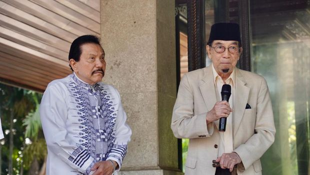 Mantan Kepala BIN AM Hendropriyono ziarah ke makam Wapres ke-1 RI, Mohammad Hatta (Bung Hatta). Dia didampingi putrinya Hetty dan menantunya Andika Perkasa. (dok Ist)