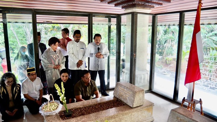 Mantan Kepala BIN AM Hendropriyono ziarah ke makam Wapres ke-1 RI, Mohammad Hatta (Bung Hatta). Dia didampingi putrinya Hetty dan menantunya Andika Perkasa. (dok Ist)
