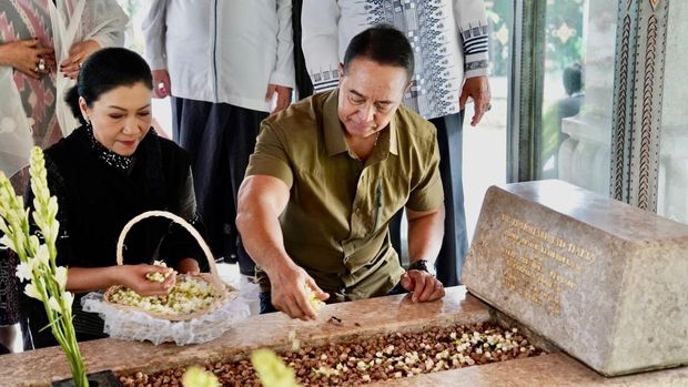 Mantan Kepala BIN AM Hendropriyono ziarah ke makam Wapres ke-1 RI, Mohammad Hatta (Bung Hatta). Dia didampingi putrinya Hetty dan menantunya Andika Perkasa. (dok Ist)