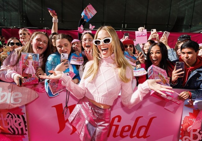 Margot Robbie menampilkan beberapa gaya busana yang terinspirasi dari boneka Barbie. Dia pun menjelma jadi manusia Barbie di dunia nyata dengan bantuan pengarah gaya ternama Andrew Mukamal. Foto: Instagram/@barbiethemovie @andrewmukamal