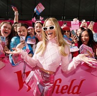 Margot Robbie menampilkan beberapa gaya busana yang terinspirasi dari boneka Barbie. Dia pun menjelma jadi manusia Barbie di dunia nyata dengan bantuan pengarah gaya ternama Andrew Mukamal. Foto: Instagram/@barbiethemovie @andrewmukamal