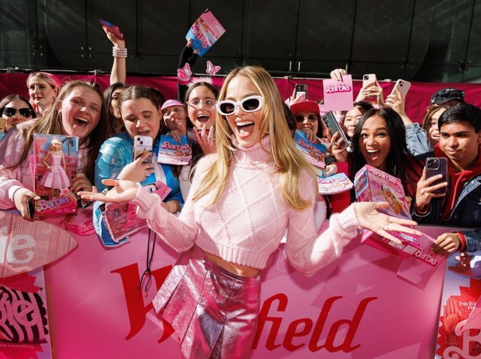 Margot Robbie promosi film Barbie.
