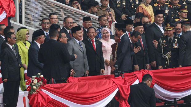 Menteri Pertahanan (Menhan) Prabowo Subianto mendampingi Presiden Joko Widodo di perngiatan Hari Bhayangkara ke-77, di Stadion Utama Gelora Bung Karno (SUGBK), Sabtu (1/7/2023).
