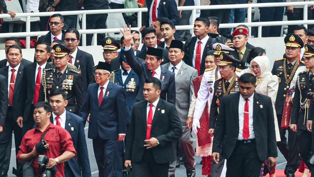 Menteri Pertahanan (Menhan) Prabowo Subianto mendampingi Presiden Joko Widodo di perngiatan Hari Bhayangkara ke-77, di Stadion Utama Gelora Bung Karno (SUGBK), Sabtu (1/7/2023).