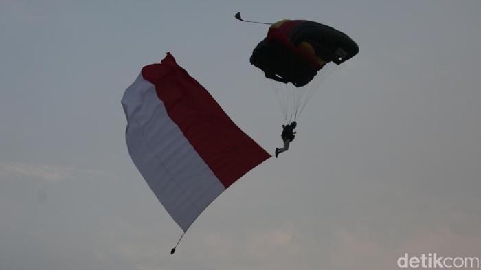 Meriahnya Upacara Hari Bhayangkara ke-77 di GBK Peringatan Hari Bhayangkara ke-77 digelar meriah di Stadion GBK, Jakarta. HUT ini diramaiakan dengan pertunjukan budaya hingga konser musik.