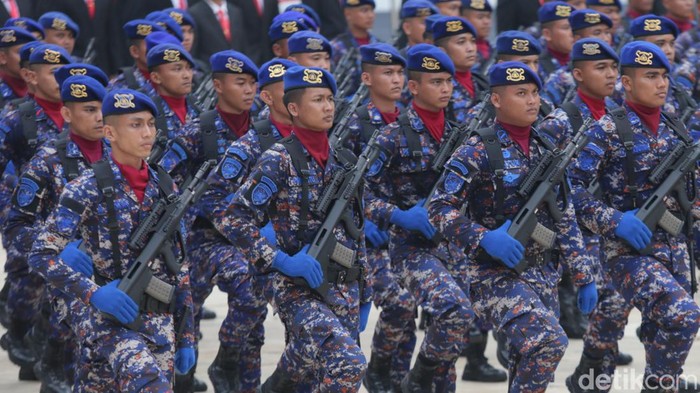 Peringatan Hari Bhayangkara ke-77 digelar meriah di Stadion GBK, Jakarta. HUT ini diramaiakan dengan pertunjukan budaya hingga konser musik.